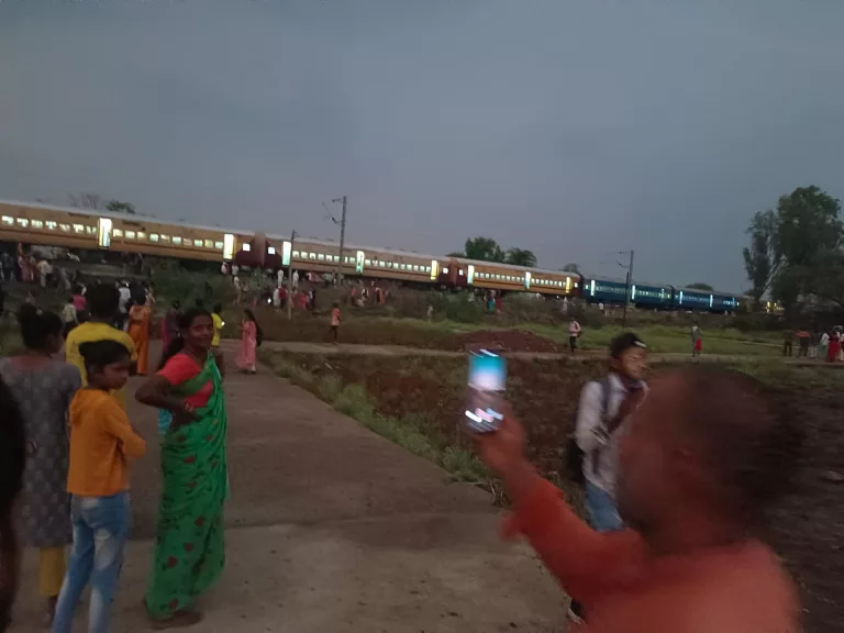 सिवनी आने वाली ट्रेन में हुआ शॉर्ट सर्किट: छिन्दवाड़ा नैनपुर पैसेंजर ट्रेन में चौरई के पास हुआ हादसा