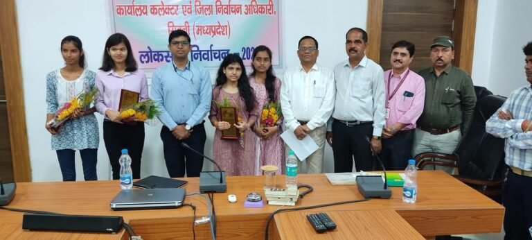 सिवनी कलेक्टर क्षितिज सिंघल ने एमपी में टॉप करने वाले छात्र छात्राओं का किया सम्मान