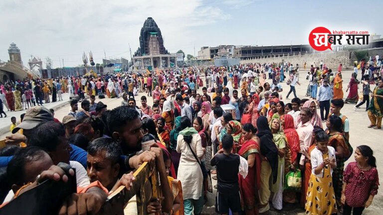 Kubereshwar Dham Rudraksha: कुबेरेश्वरधाम में हुआ रुद्राक्ष वितरण का श्रीगणेश, पहले दिन 50,000 से अधिक श्रद्धालु