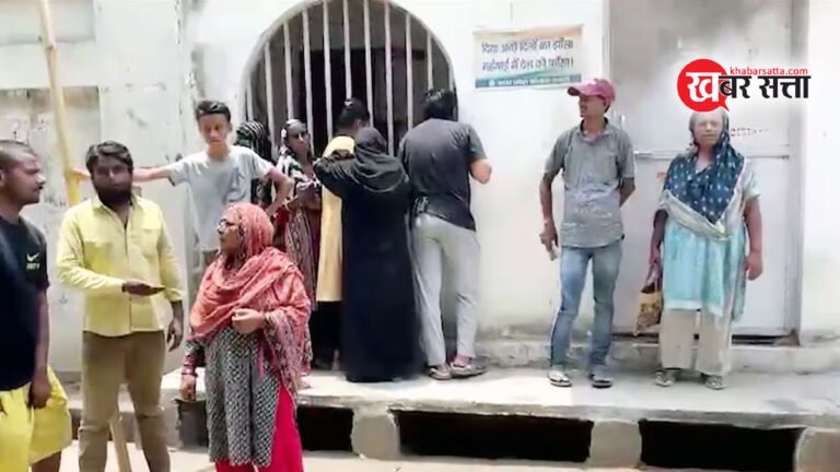 मुस्लिम महिलाएं ₹1 लाख के लिए गारंटी कार्ड लेकर कांग्रेस कार्यालय पहुंचीं