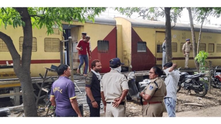 मध्य प्रदेश: महू – इंदौर ट्रेन में 20 से 25 वर्ष की लड़की का नग्न शव मिला, शरीर के कई टुकड़े कर बैग में भरा