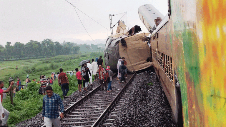 Kanchanjunga Express Accident: बंगाल में कंचनजंगा एक्सप्रेस और मालगाड़ी की टक्कर में 5 की मौत, 30 घायल