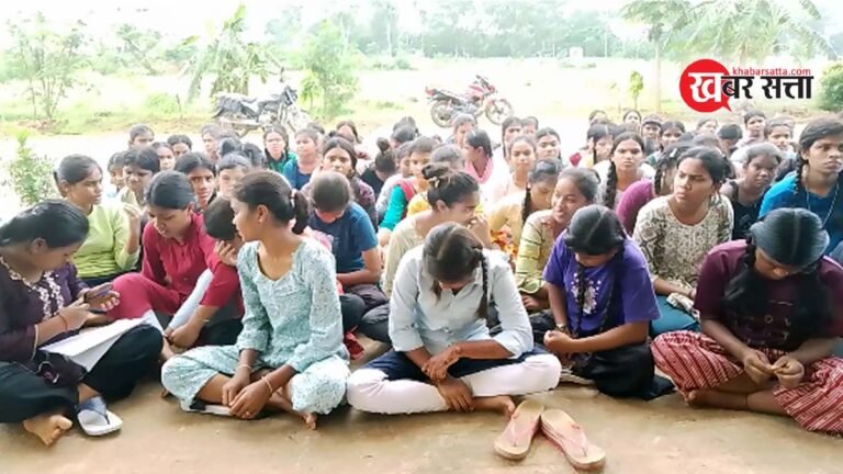 सिवनी: पढ़कर क्या उखाड़ लिया? मरने दो बाद में देखा जाएगा, जय हिंद की जगह जय भीम कहने को मजबूर! भूख हड़ताल पर छात्राएं; कलेक्टर साहिबा ध्यान दीजिए