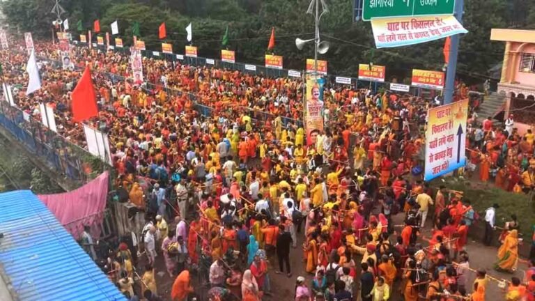 कुबेरेश्वर धाम: हजारों शिवभक्तों ने 11 KM लंबी कांवड़ यात्रा का समापन किया; पंडित प्रदीप मिश्रा के कुबेरेश्वर धाम में हुआ आयोजन