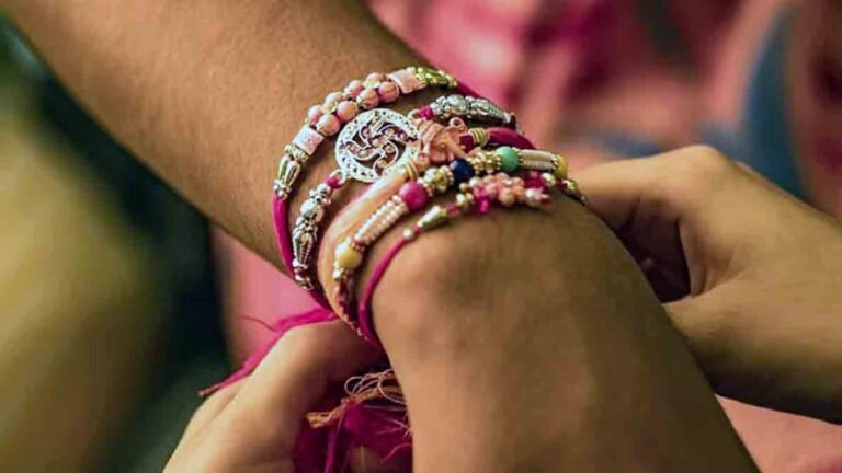 रक्षा बंधन में हिंदू इष्ट देवता की फोटो वाली राखियों की मांग बढ़ी