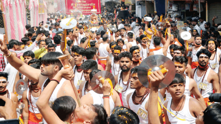 सावन का अंतिम सोमवार: उज्जैन के महाकाल मंदिर, ग्वालियर के अचलेश्वर महादेव, बाबा बैद्यनाथ धाम और गुजरात के सोमनाथ में भक्तों की भीड़