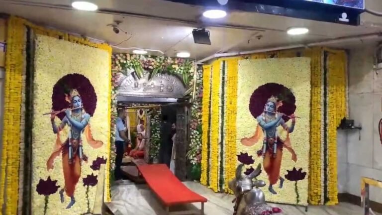 जन्माष्टमी पर श्री कृष्ण के जन्म के लिए सफेद सेवंती के फूलों से जगमग हुआ उज्जैन का महाकालेश्वर मंदिर