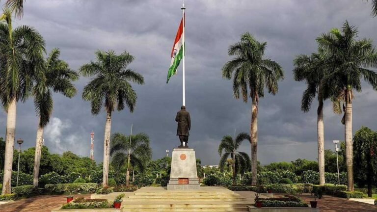 मंत्रालय स्थित वल्लभ भाई पटेल पार्क में राष्ट्र-गीत “वन्देमातरम” एवं राष्ट्र-गान “जन गण मन” का आयोजन