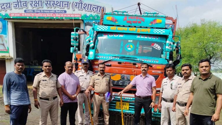 सिवनी पुलिस की गौवंश तस्करों पर कमर तोड़ कार्रवाई: 50 मवेशियों सहित एक ट्रक ज़ब्त, तीन आरोपी गिरफ्तार