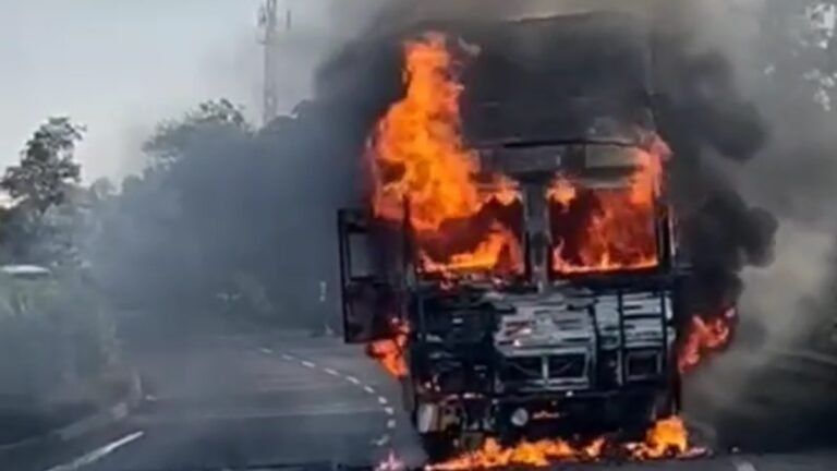 सिवनी: लखनादौन के पास अमेजॉन का पार्सल ट्रक आग की चपेट में, कुछ ही देर बाद ट्रक में जोरदार धमाका हुआ