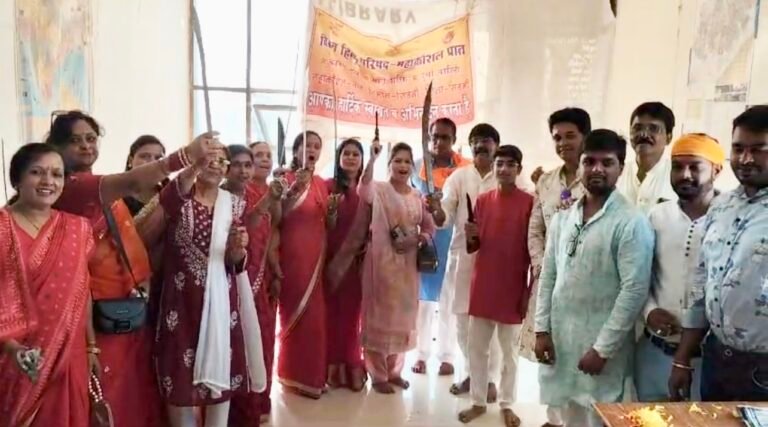 सिवनी: विश्व हिंदू परिषद के साथ मातृशक्तियों ने दशहरा पर किया शस्त्र पूजन