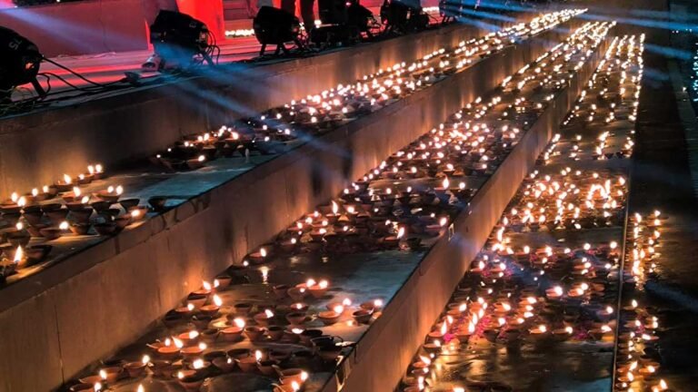 देव उठनी एकादशी पर नर्मदा के उद्गम स्थल अमरकंटक के रामघाट पर प्रज्ज्वलित किए गए 11 हजार दीप