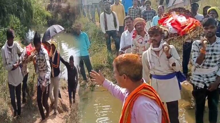 सिवनी के बरघाट में नदी पार करने में अर्थियों का संघर्ष: प्रशासन की अनदेखी और ग्रामीणों की पीड़ा