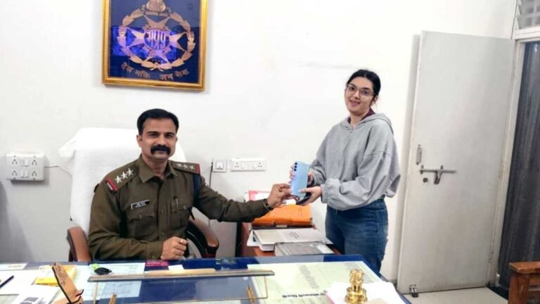 सिवनी: नगर कोतवाल सतीश तिवारी ने गुम मोबाइल ढूंढकर रितु शर्मा को सौंपा