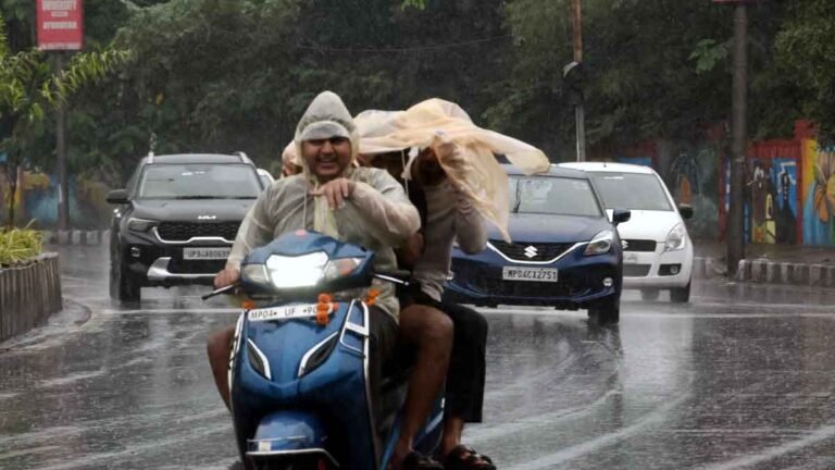 MP WEATHER: मध्यप्रदेश में कड़ाके की ठंड के साथ भोपाल, इंदौर और उज्जैन समेत 30 से अधिक जिलों में बारिश का अलर्ट