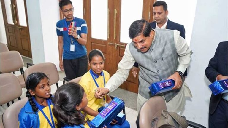 शिक्षा में उत्कृष्टता का सम्मान: MP के मुख्यमंत्री मोहन यादव द्वारा मेधावी विद्यार्थियों को प्रोत्साहन राशि