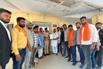 सिवनी: गौ तस्करी में लिप्त ओमेश्वर ठाकरे को सस्पेंड करने की मांग, विहिप और बजरंग दल ने एसपी को सौंपा ज्ञापन