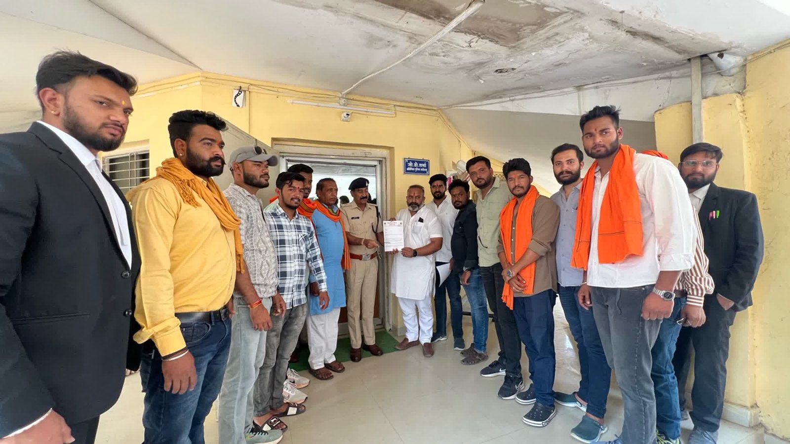 सिवनी: गौ तस्करी में लिप्त ओमेश्वर ठाकरे को सस्पेंड करने की मांग, विहिप और बजरंग दल ने एसपी को सौंपा ज्ञापन