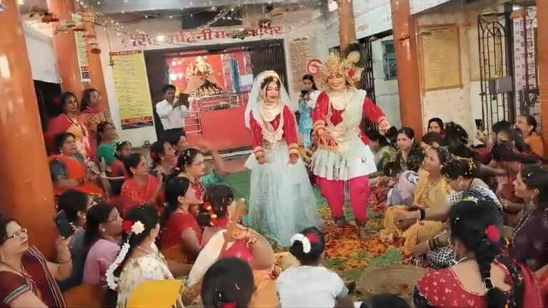 SEONI: सिंहवाहिनी महिला मंडल द्वारा फूलों की होली खेलकर किया रंगों के त्यौहार का स्वागत, गाए फाल्गुन गीत