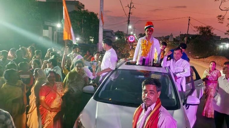 सिवनी: बरघाट में देश सेवा के लिये माता-पिता के साथ ग्रामीणों ने उत्साह के साथ दी सैनिक को विदाई