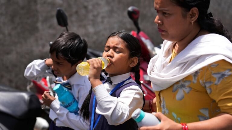 सिवनी: अप्रैल की भीषण गर्मी से बेहाल मासूम बच्चे, स्कूल समय में बदलाव की उठी मांग