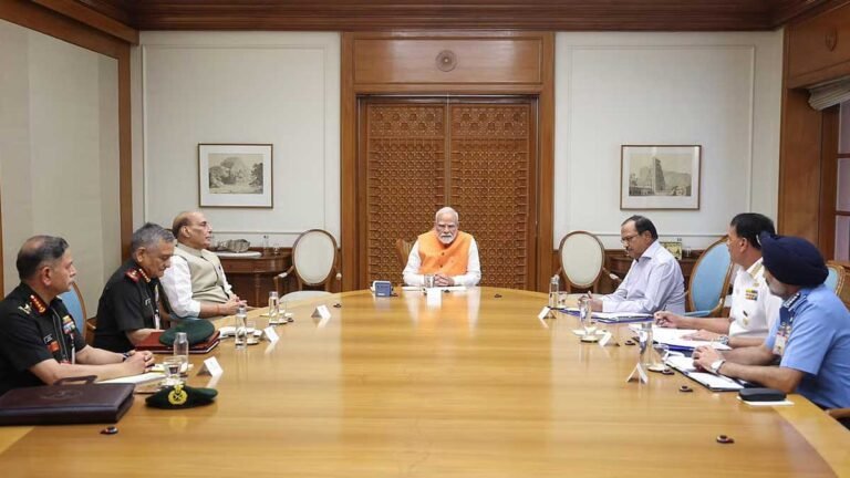PM MODI ने रक्षा मंत्री, एनएसए, सीडीएस और सभी सशस्त्र सेना प्रमुखों के साथ आवास पर महत्वपूर्ण बैठक की अध्यक्षता की