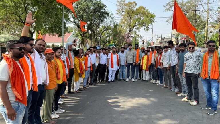 सिवनी में बंगाल में वक्फ कानून के विरोध की आड़ में हिंदुओं पर हिंसा के विरोध में धरना प्रदर्शन