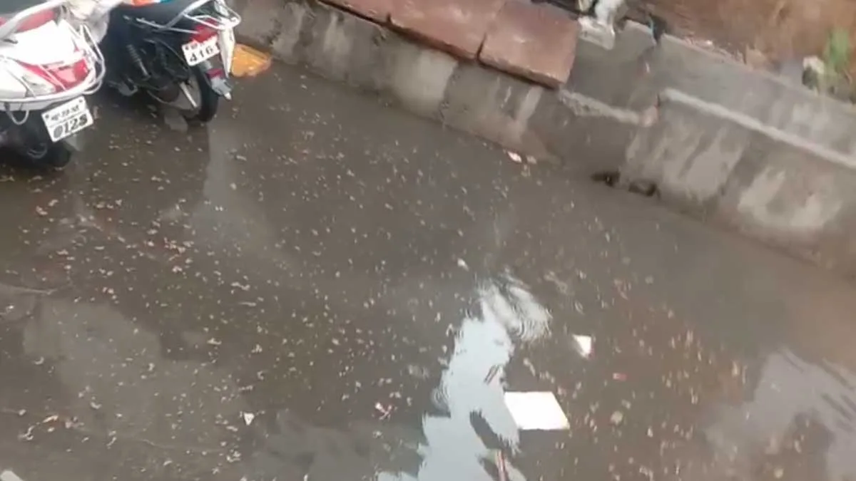 सिवनी: महामाया वार्ड में 10 मिनिट की बारिश से बना वार्ड के अन्दर तालाब; नगरपालिका की खुली पोल