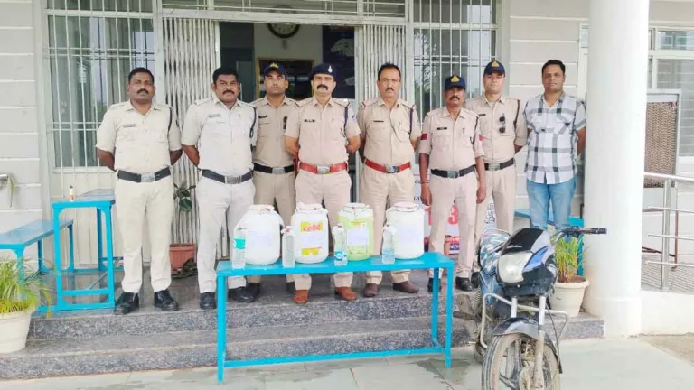 डूंडासिवनी पुलिस की बड़ी कार्यवाही: “नशे से दूरी है ज़रूरी” अभियान के तहत 60 लीटर अवैध कच्ची शराब जब्त, दो तस्कर गिरफ्तार
