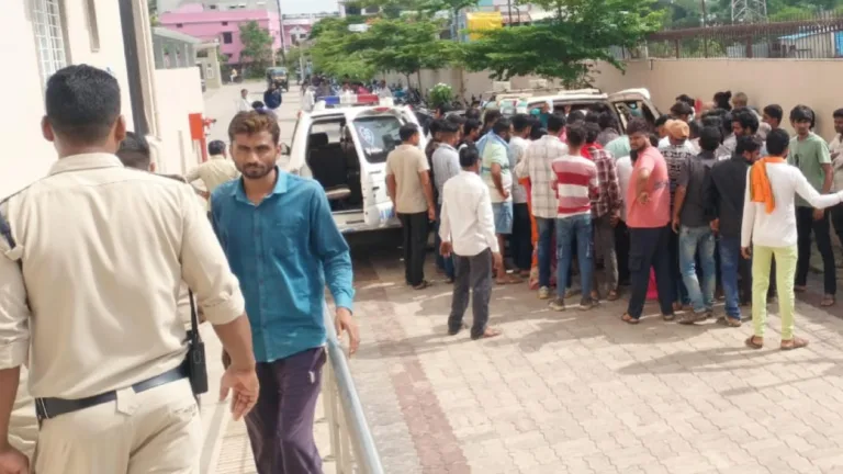 SEONI BREAKING: रेलवे की हाईटेंशन लाइन से टकराया कांवड़ का झंडा, करंट लगने से चार श्रद्धालु झुलसे – सिवनी में मचा हड़कंप
