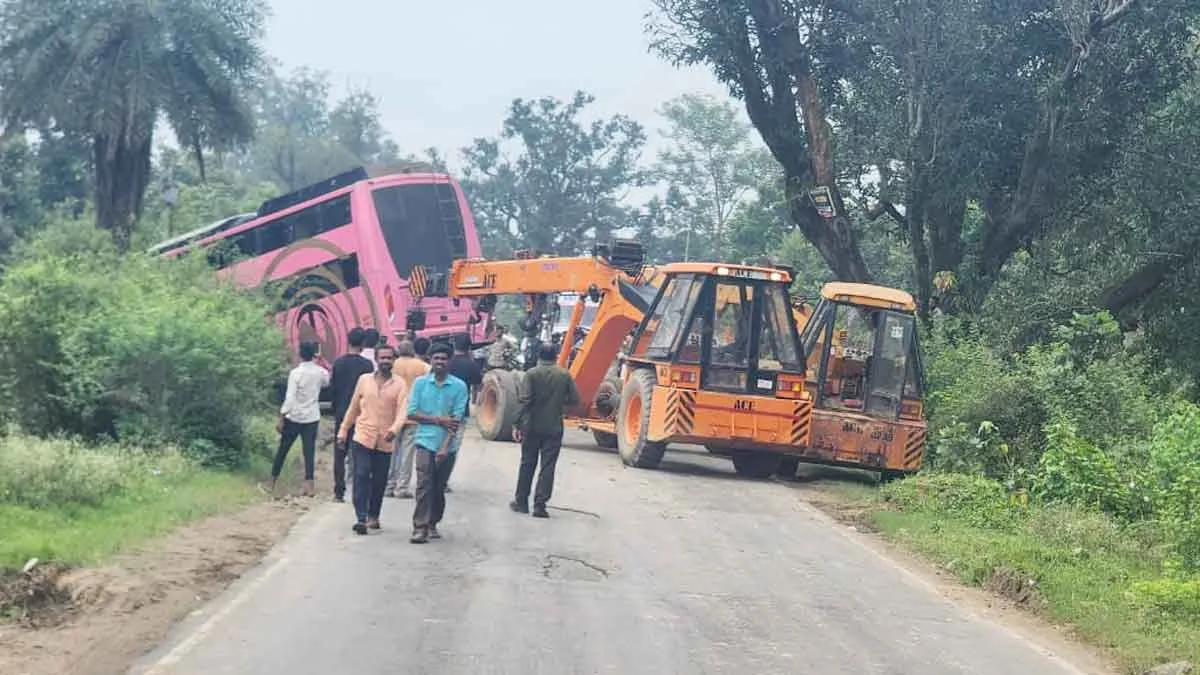 A major accident was averted on Seoni-Balaghat road! A bus full of passengers fell into a ditch – the journey of death continues on the dilapidated road!