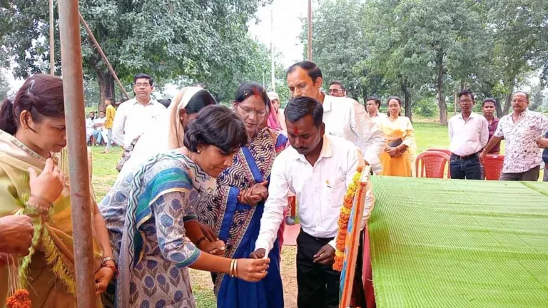 सिवनी कलेक्टर संस्कृति जैन की सराहनीय पहल: जिले के सभी स्कूलों में डेस्क-बेंच की व्यवस्था, बच्चों को फर्श पर बैठने से मिली निजात
