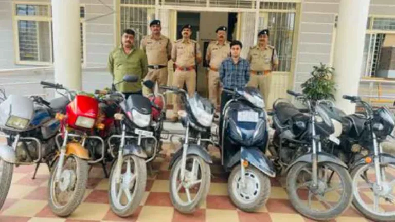 सिवनी: जुआ फड में पुलिस की रेड, 12 जुआरी धराए 15880/- समेत 7 गाडी जप्त