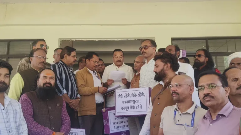 पत्रकारों की आवाज़ बुलंद : मध्यप्रदेश श्रमजीवी पत्रकार संघ सिवनी ने कलेक्टर को सौंपा 6 सूत्रीय स्मरण पत्र सौंपा