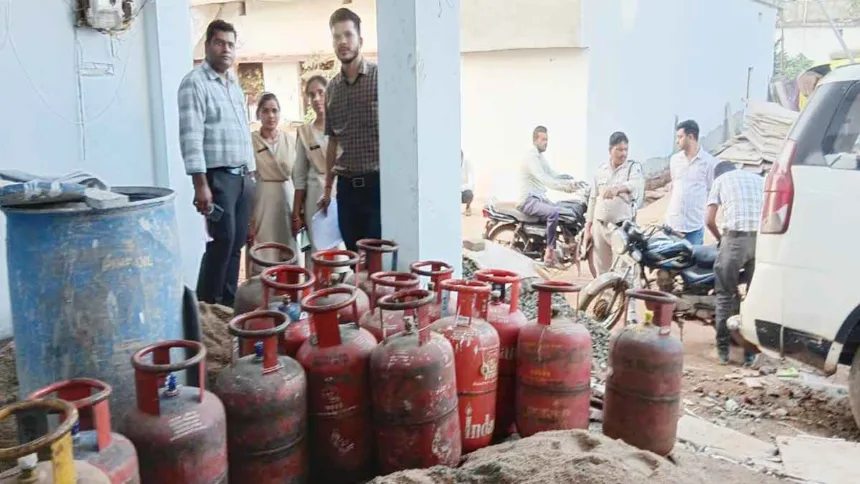 Major revelation in Seoni: 23 illegal gas cylinders found in a house, joint action by the Revenue and Food Departments caused a stir.