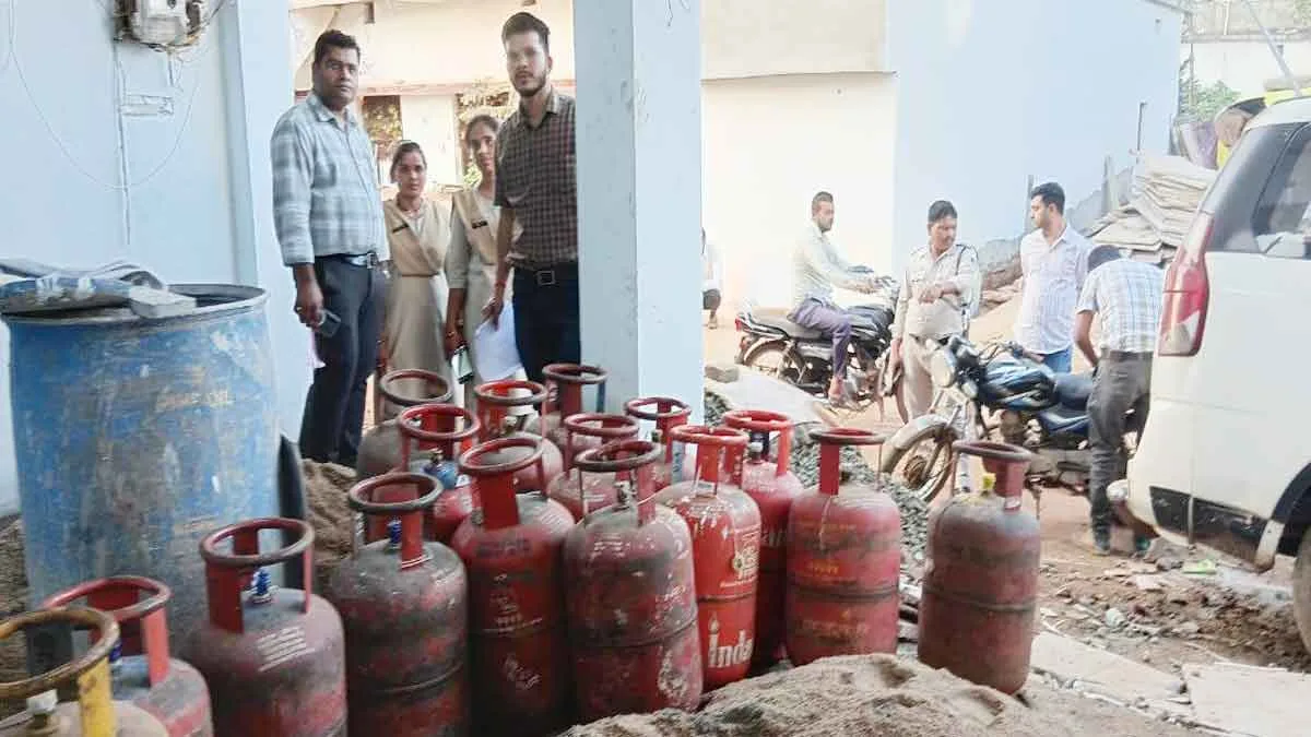 Major revelation in Seoni: 23 illegal gas cylinders found in a house, joint action by the Revenue and Food Departments caused a stir.