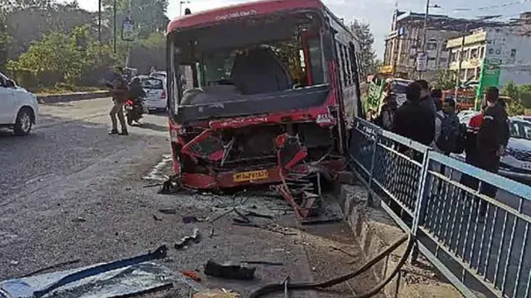 Bhopal Bus Accident: कार से बचने के लिए बस डिवाइडर पर चढ़ी; बड़ा हादसा टला