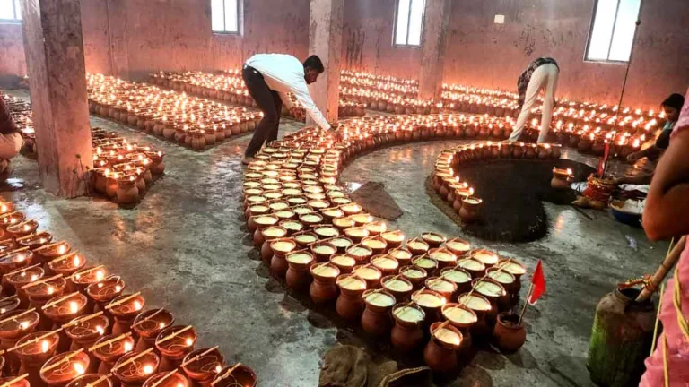 सिवनी: आष्टा में आस्था का महासागर, 1931 ज्योति कलशों से जगमगाया ऐतिहासिक काली मंदिर, पहले ही दिन उमड़ी भक्तों की भारी भीड़