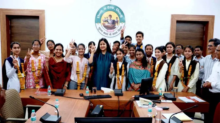 सिवनी के टॉपर्स से मिलीं कलेक्टर नेहा मीना: कहा – यहीं से बनेंगे डॉक्टर, इंजीनियर और अफसर, बच्चों के सपनों को मिला पंख!