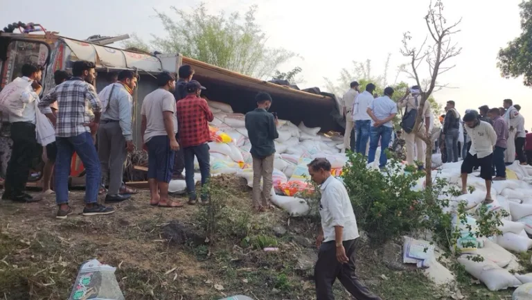 सिवनी: खूनी सड़क पर फिर बिछी लाशें! चलती बाइक पर पलटा चावल से भरा ट्रक, पति-पत्नी की मौके पर दर्दनाक मौत