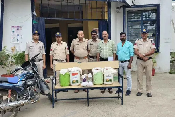 Crackdown on illicit liquor in Seoni: Barghat police arrested two accused with 60 liters of illegal Mahua liquor.