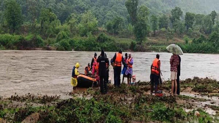 Balaghat Flood: खेतों में बाढ़ से घिरे 16 ग्रामीणों को मौत के मुंह से निकाल लाई पुलिस, रेस्क्यू का Video चर्चा में