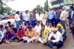 घंसौर में युवक की मौत के बाद परिजनों द्वारा लखनादौन-मंडला मार्ग पर चक्काजाम करते हुए।