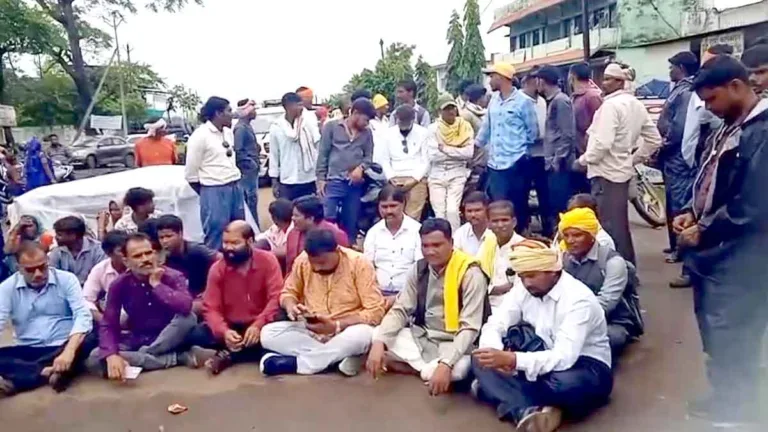 सिवनी: घंसौर अस्पताल में 20 वर्षीय युवक की मौत के बाद शव सड़क पर रखकर चक्काजाम, एंबुलेंस और स्वास्थ्य सुविधाओं को लेकर परिजनों का प्रदर्शन