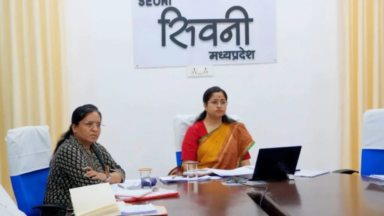 सीएम हेल्पलाइन की लंबित शिकायतों पर सख्त हुईं सिवनी कलेक्टर नेहा मीना, अधिकारियों को दिए त्वरित कार्रवाई के निर्देश