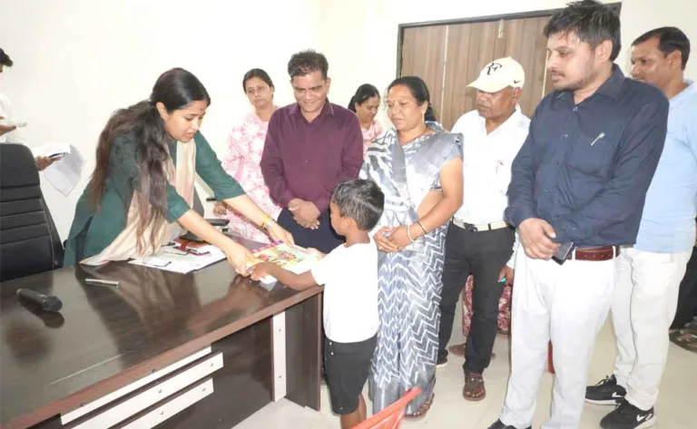 सिवनी कलेक्टर नेहा मीना की जनसुनवाई में त्वरित फैसला: कुछ ही मिनटों में पहली कक्षा में मिला छात्र प्रिंस को प्रवेश