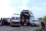 लखनादौन के सिरमंगनी गांव के पास NH-44 पर खड़ी यात्री बस में पीछे से टकराया ट्रक, हादसे के बाद क्षतिग्रस्त वाहन।