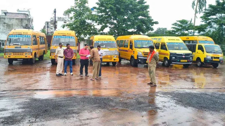 Seoni News: स्कूल वाहनों की सघन जांच, बिना बीमा-फिटनेस चल रहे दो वाहन जब्त, 4 हजार रुपये का जुर्माना