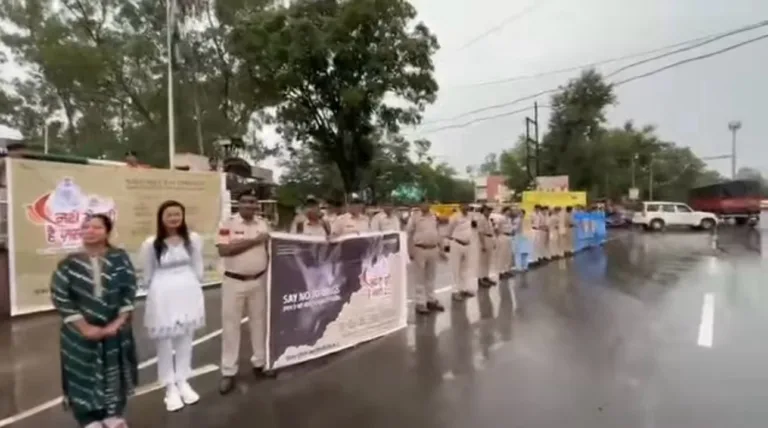 सिवनी में नशे के खिलाफ उमड़ा जनसैलाब, 2000 से ज्यादा लोगों ने बनाई मानव श्रृंखला और ली नशामुक्ति की शपथ