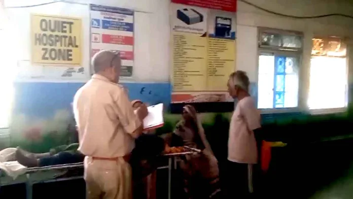 seoni-ghansaur-woman-dies-after-snake-bite घंसौर के खमरिया बाजार में सर्पदंश से महिला की मौत के बाद अस्पताल से जुड़ी सांकेतिक तस्वीर।